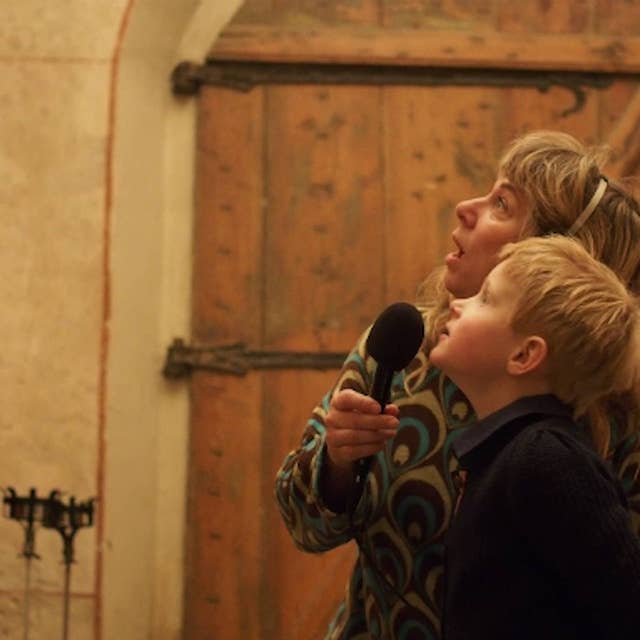 Stina i kyrkan med femårige Gustaf
