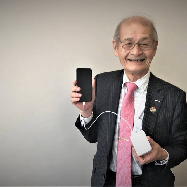 Nobelpristagaren Yoshino laddar med sake och karaoke