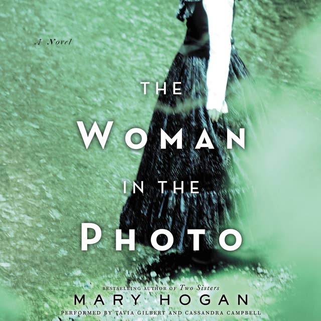 The Woman in the Photo: A Novel